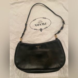 PRADA black leather shoulder bag in pristine condition, with Prada mirror 🖤